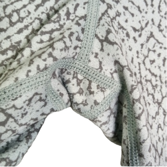 🌺VARLEY Gray Snake Print Century 2.0 High-Rise 7/8 Length Leggings Size XXS🌺 - Picture 5 of 8